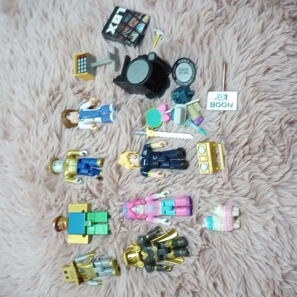 Roblox figures and accessories